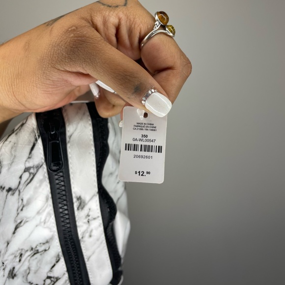 Black and White Fannypack - Picture 4 of 4